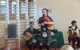 Niezwykła lekcja muzyki z Celtic Trio w Kęckiej „Trójce”