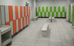 Nowe szafki na kęckiej pływalni