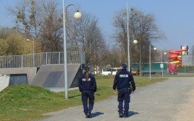Policjanci czuwają nad bezpieczeństwem i apelują o stosowanie się do zaleceń związanych z przeciwdziałaniem epidemii koronawirusa