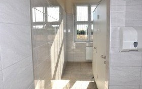 Nowoczesne sanitariaty w szkole w Bielanach