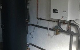 Nowy piec i malowanie ścian – prace remontowe w kęckiej „Trójce”