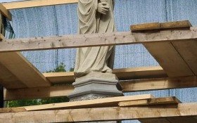 Urzędnicy z prośbą do mieszkańców – w tym roku bez zniczy pod pomnikiem św. Jana