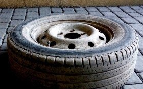 Policjanci poszukują właściciela koła z oponą Michelin