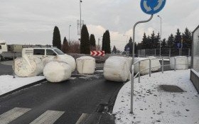 Na DW948 w Kętach z przyczepy zsunęły się bele z sianokiszonką