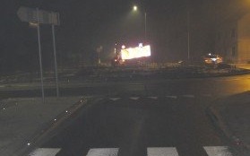 Wjechał na rondo i uderzył w wysepkę