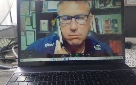 Trening wyobrażeniowy z Ambasadorem SOS Marcinem Prusem z młodzieżą siatkarskiego ośrodka w Kętach