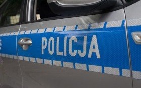 Po alkoholu, z zakazem i cofniętymi uprawnieniami do kierowania wpadła przekraczając prędkość