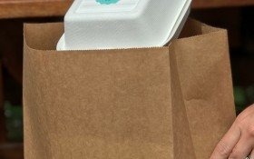 Odbierając posiłek z restauracji, ujęli pijanego kierowcę