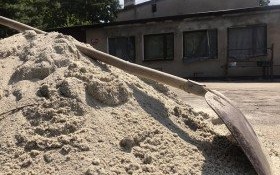 Małe inwestycje mają wielkie znaczenie. Prace przy naprawie elewacji Domu Ludowego w Malcu ruszyły