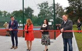 Nowoczesne boisko przy kęckiej "Dąbrowskiej" oficjalnie otwarte