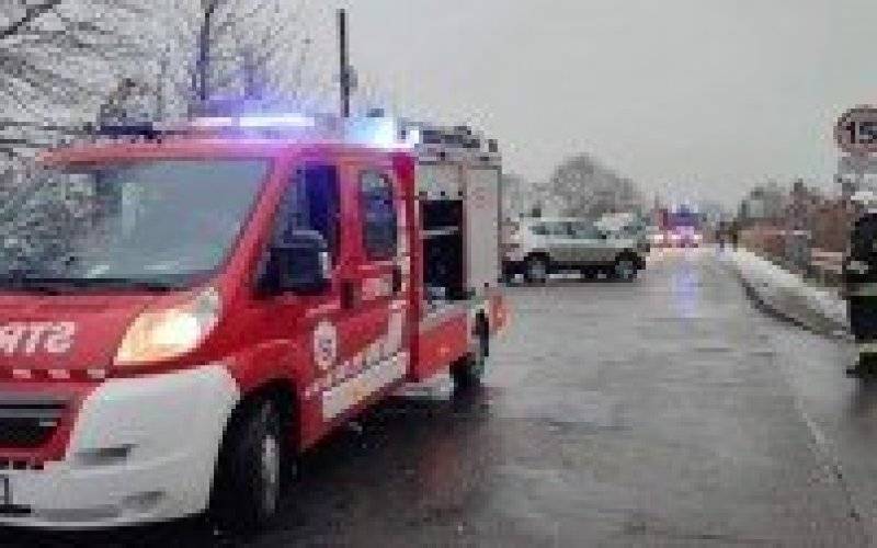 Policjanci przypominają - zwolnij, bo na drogach ślisko!