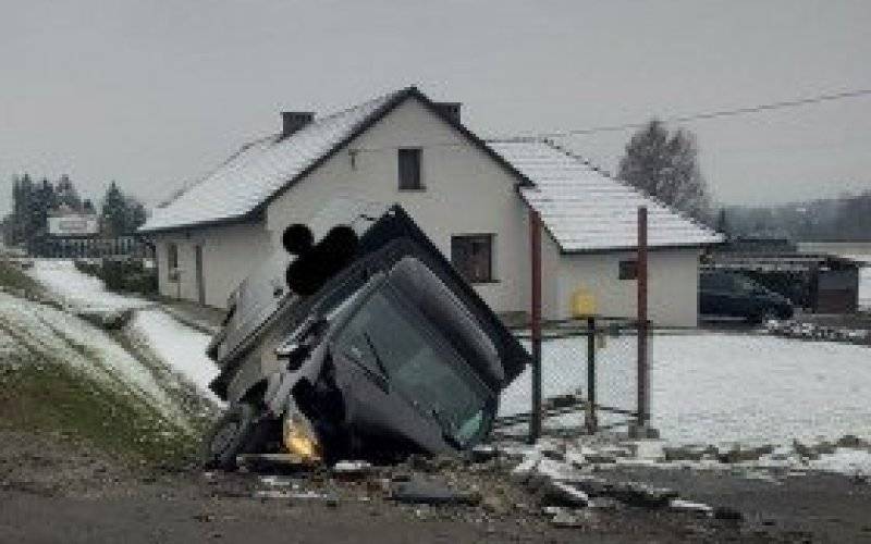 Bulowice. Kolizja drogowa. Kierowca zasnął podczas jazdy