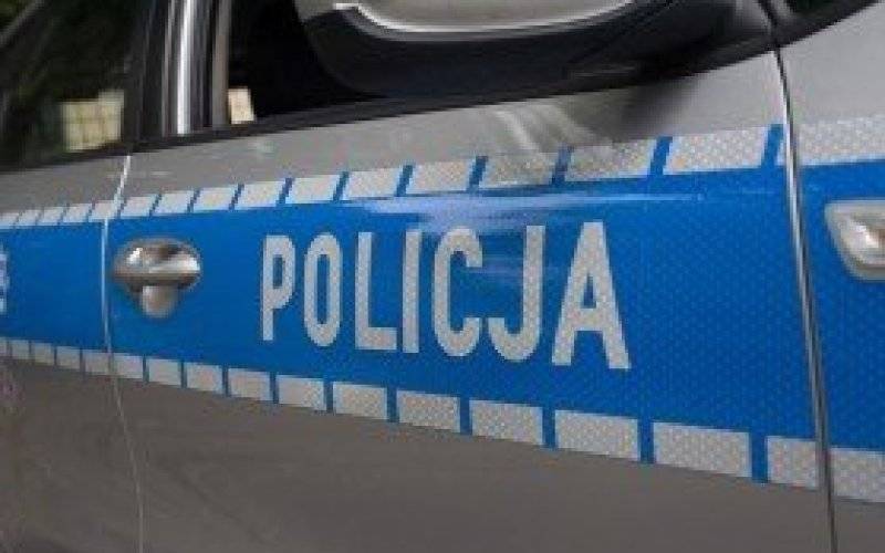 Policjanci poszukują sprawcy uszkodzenia mienia oraz znieważenia