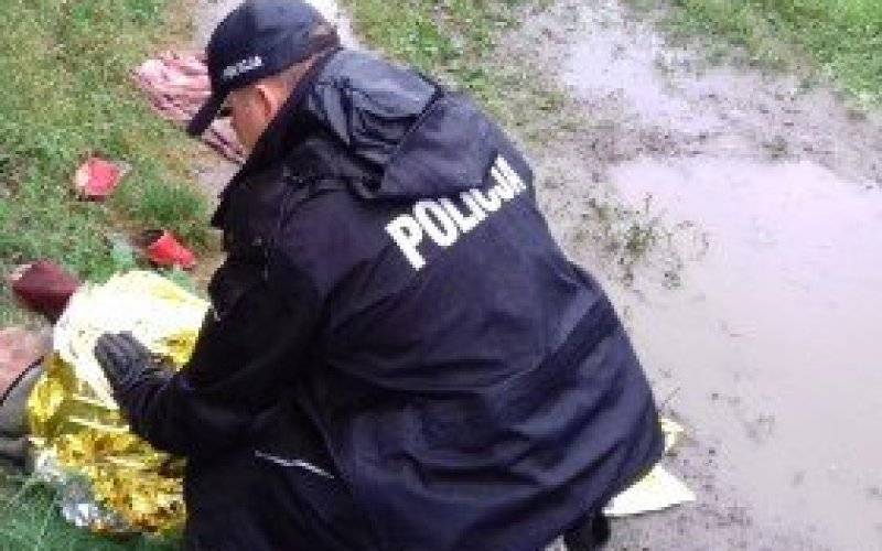 Wychłodzony trafił pod opiekę ratowników medycznych
