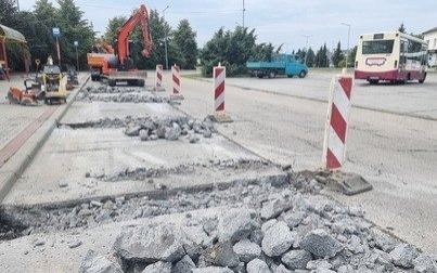 Ruszył remont nawierzchni zatoki autobusowej na kęckim dworcu. Sprawdź zmiany w stanowiskach odjazdów autobusów