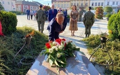 Uroczyste obchody rocznicy wybuchu II Wojny Światowej. Na kęckim rynku zapłonęły znicze