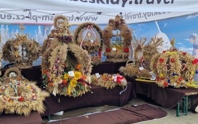 Wieniec KGW w Witkowicach na podium XVI Regionalnego Konkursu Wieńców Dożynkowych w Wilamowicach