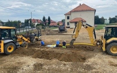 Boisko przy Szkole Podstawowej w Bielanach zamieniło się już w wielki plac budowy