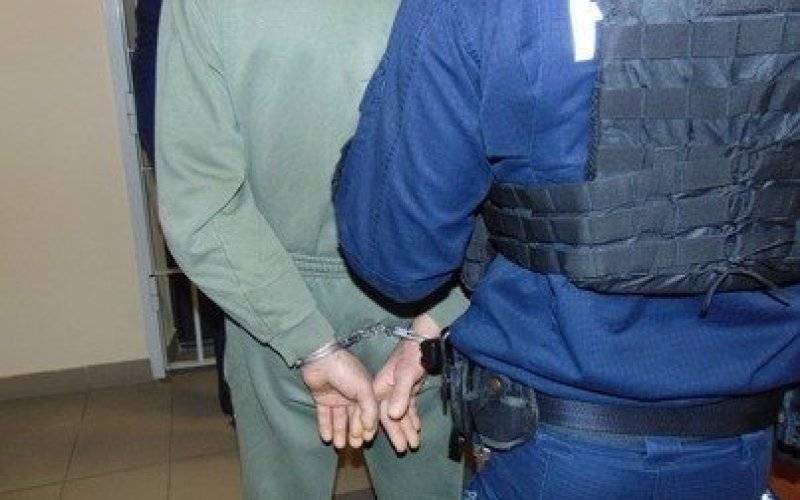 Domowy agresor z zarzutem znęcania oraz prokuratorskimi zakazami