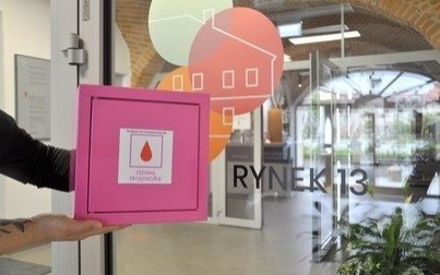 Różowe skrzyneczki czekają na wsparcie