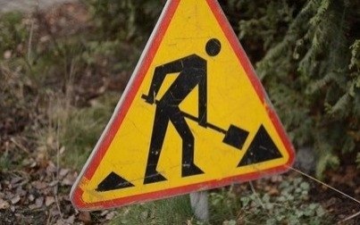 Utrudnienia na ul. Świerkowej w Bulowicach związane z budową sieci kanalizacyjnej – ważny komunikat dla użytkowników drogi!