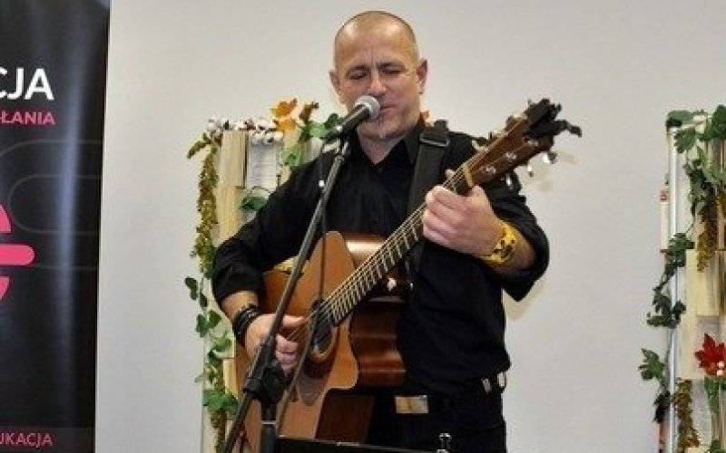 Czwartek pod znakiem muzyki: Trzynastkowy recital Wojciecha „Molasa” Gila