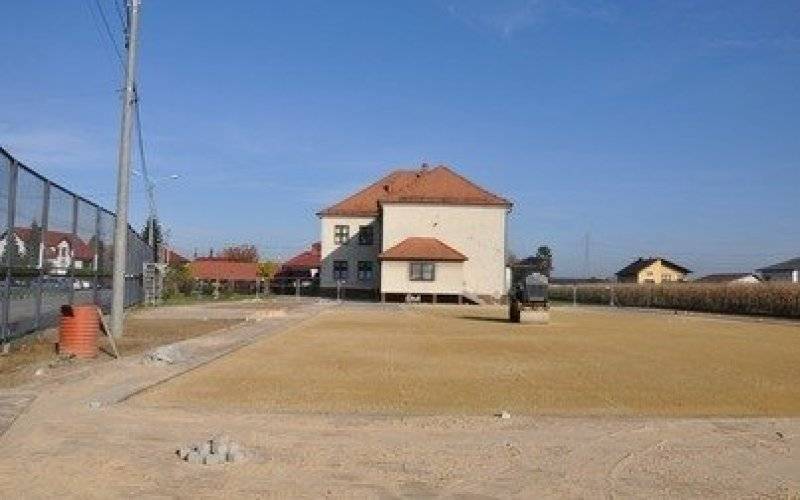 Pogoda sprzyja, budowa boiska w Bielanach już na finiszu