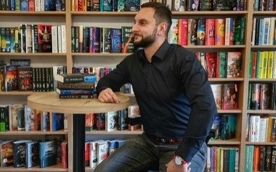 Kontynuacja przygód Jaczemira, dziejących się w Kętach i na ziemiach przyległych, nastała szybciej niż ktokolwiek mógł się spodziewać! – rozmowa z autorem powieści „BESKIDY W MROKACH DZIEJÓW”