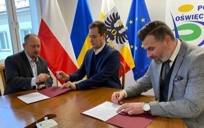 Burmistrz i starosta podpisali umowę. Powiat dołoży 60 tys. zł do zakupu auta dla OSP Łęki