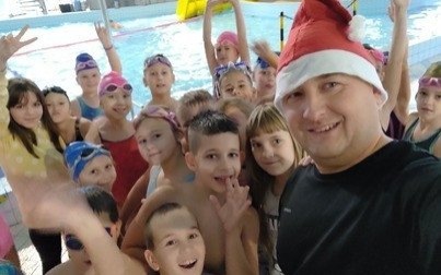 Mikołajki na basenie w ramach nauki pływania dla klas II i III w Gminie Kęty
