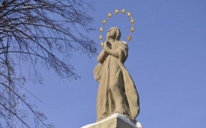 Kapliczka słupowa z figurą Madonny już po konserwacji i przeniesieniu!