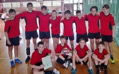 Drugie miejsce dla SP nr 2 w Kętach w Powiatowych Igrzyskach w Minisiatkówce Chłopców