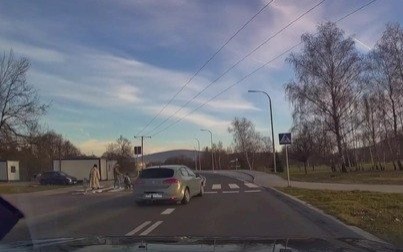 Mało brakowało, by potrącił rodzinę na przejściu dla pieszych