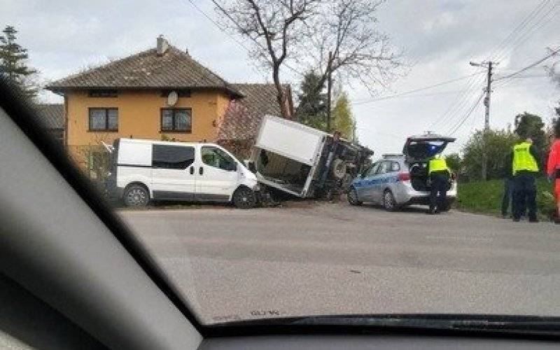 Witkowice. Zderzenie dostawczaka z osobówką