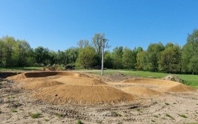 Pumptrack w Parku Miejskim nabiera kształtów