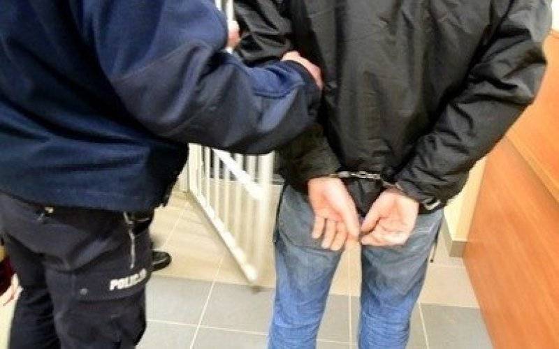 Znęcał się nad ojcem i bratem