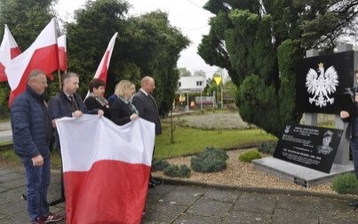 Odsłonięcie odnowionego pomnika i Dzień Patrona w Szkole Podstawowej w Nowej Wsi