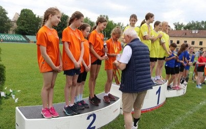 II miejsce Szkoły Podstawowej nr 1 w Kętach w zawodach wojewódzkich w Trójboju Lekkoatletycznym Dziewcząt