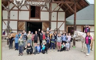 „Żadna godzina życia nie została zmarnowana, gdy się ją spędziło w siodle” - dzień w raju, czyli jeździecka przygoda uczniów kęckiej „Jedynki”