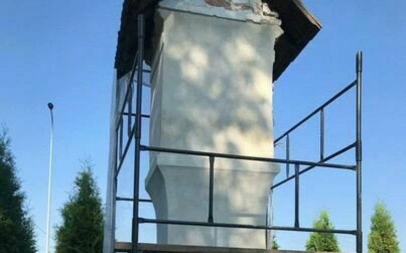 Konserwacja murowanej kapliczki Matki Bożej Częstochowskiej w Bielanach: Prace w toku