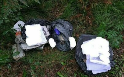 Przyjechał do lasu na grzyby. Pozostawił po sobie worki ze śmieciami