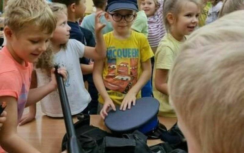Kierownik dzielnicowych z profilaktyczną wizytą u przedszkolaków