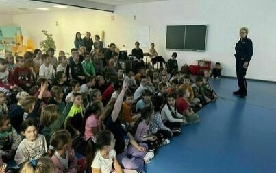 Spotkanie z policjantami uczniów klas I-III w kęckiej Trójce