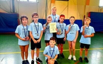 Awans trzecioklasistów kęckiej „Dwójki” do wojewódzkiego etapu turnieju gier i zabaw „Mały Mistrz”