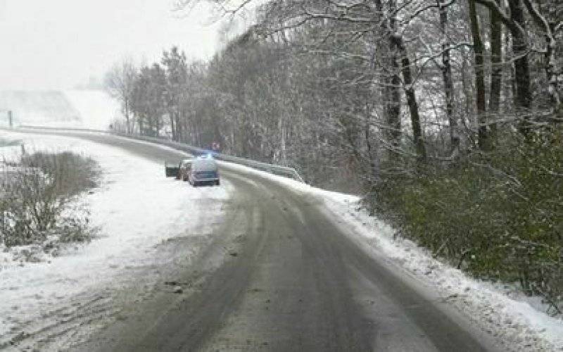 Powiat oświęcimski. Trudne zimowe warunki na drogach i seria kolizji. Policjanci apelują - zmniejsz prędkość i jedź ostrożnie