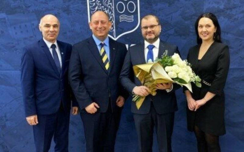 Prezes Rady Ministrów Donald Tusk wyznaczył Marcina Śliwę na burmistrza Gminy Kęty. Wojewoda Małopolski Krzysztof Jan Klęczar wręczył akt powołania