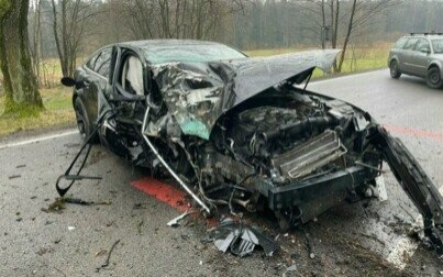 Kęty. Samochód uderzył w drzewo