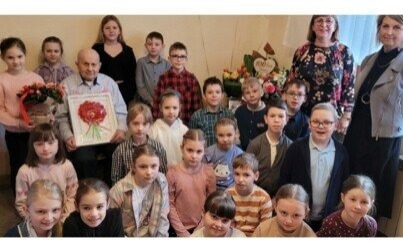 Uczniowie odwiedzili najstarszego mieszkańca Nowej Wsi, by złożyć życzenia urodzinowe