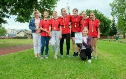 Zespół dziewcząt z kęckiej „Dwójki” z awansem do etapu powiatowego w Czwórboju LA