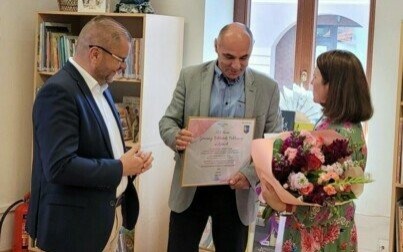 Włodarz Kęt z gratulacjami dla książnicy-jubilatki